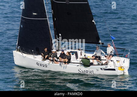 Close up de personnes sur un yacht de course sur le Solent, au tour de l'Île Île de race Hampshire Wght Banque D'Images