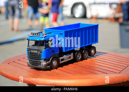 Scania R730 bleu maquette camion benne basculante sur table en bois sur Tawastia Week-end 2018 Camion, événement public. Hameenlinna, Finlande - le 14 juillet 2018. Banque D'Images