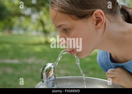 Fille de l'eau potable dans la Pologne en chaude journée d'été, haute température en Europe centrale Banque D'Images