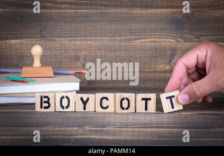 Boycott. Lettres en bois sur le bureau 24 Banque D'Images