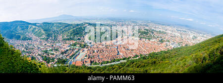 Vieille ville de Brasov en Transylvanie, région de Roumanie dans une perspective ultra large du haut de la montagne Banque D'Images