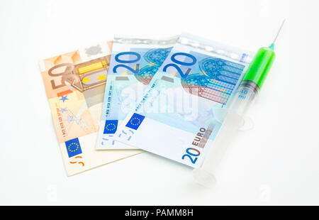 Les produits chimiques toxiques dans une seringue sur euro bill Banque D'Images