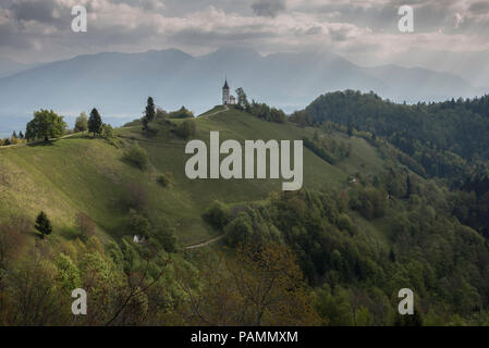 Saints Primus et Felician église sur une colline à Jamnik, Slovénie, dans la matinée de printemps. Banque D'Images