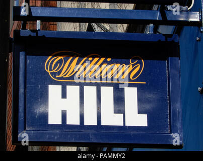 Basingstoke, Royaume-Uni - 05 juillet 2018 : une affiche à l'extérieur de Bookmakers William Hill Street à Londres Banque D'Images