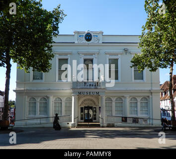 Basingstoke, Royaume-Uni - 05 juillet 2018 : l'extérieur de la Willis Museum de Londres rue avec une statue de Jane Austen par le sculpteur Adam Roud Banque D'Images