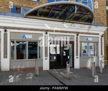 Basingstoke, Royaume-Uni - 05 juillet 2018 : Entrée de la Haymarket Theatre dans Wote Street Banque D'Images