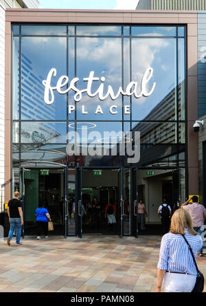 Basingstoke, Royaume-Uni - 05 juillet 2018 : l'entrée de Festival Place shoppng centre à partir du Centres commerciaux Banque D'Images