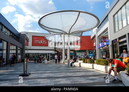 Basingstoke, Royaume-Uni - 05 juillet 2018 : Clients dans la zone piétonne du centre commercial Centres commerciaux Banque D'Images