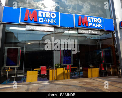 Basingstoke, Royaume-Uni - 05 juillet 2018 : l'entrée de Metro bank dans le centre commercial Centres commerciaux Banque D'Images