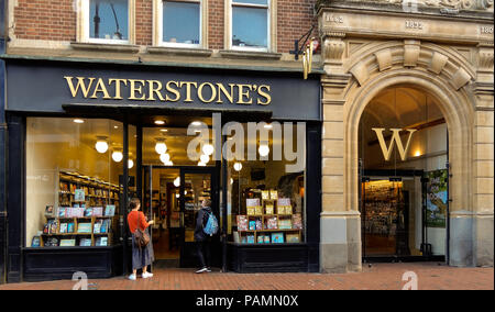 Reading, Royaume-Uni - 22 juin 2018 : La façade du magasin de Waterstones book shop à St Banque D'Images