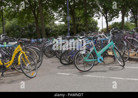 Oxford, Oxfordshire, UK. 23 juin 2018. Météo britannique. Les vélos garés à la gare d'Oxford dans la pittoresque ville de Oxford. Banque D'Images