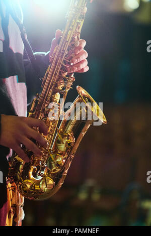 Un saxophoniste jouant dans une salle de concert de Londres. Banque D'Images