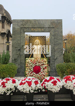 Tombe monument de la célèbre chanteuse française Dalida au cimetière de Montmartre, France Banque D'Images