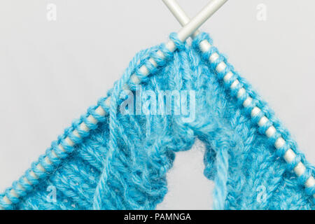 Avec un tricot de laine et aiguilles en aluminium bleu Banque D'Images