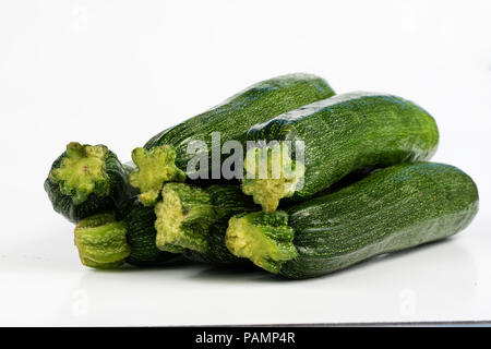 Les courgettes sur un tableau blanc. Adapter la mesure mesurer le tour de taille au cours de l'alimentation. Fond clair. Banque D'Images