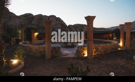 La vue de nuit sur l'aire commune d'un touristiques camp Bédouin à Wadi Musa, près de Petra, Jordanie Banque D'Images