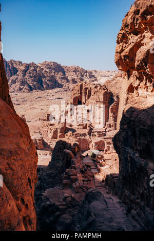 Une vue aérienne d'une partie de la paroi rocheuse des tombes dans la cité perdue de Petra, Jordanie Banque D'Images