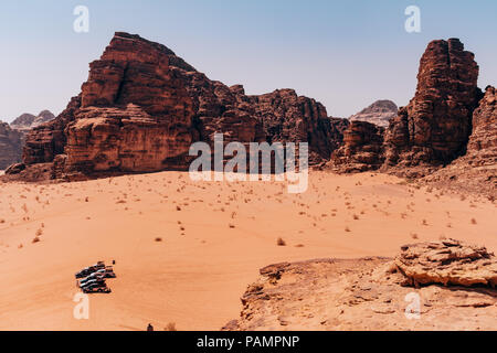 Vus attendre parmi les rochers et sable orange pour les touristes près du même 'piliers' dans le désert de Wadi Rum, Jordanie Banque D'Images