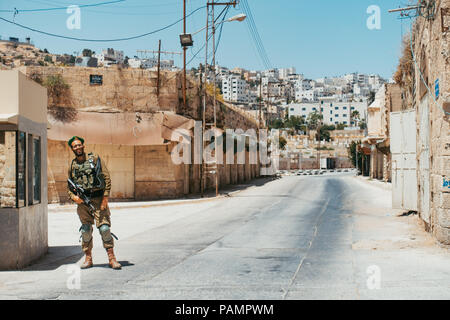 Un soldat des Forces de défense d'Israël garde interdisant aux musulmans d'entrer dans un seul établissement de Juifs à Hébron, en Cisjordanie occupée Banque D'Images