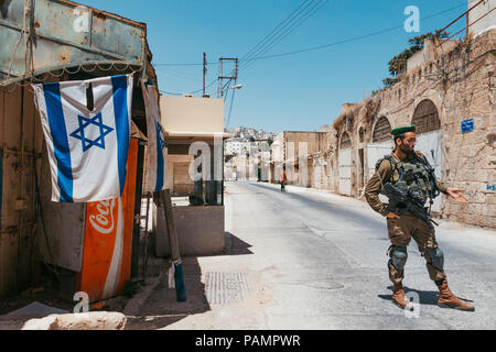 Un soldat des Forces de défense d'Israël garde interdisant aux musulmans d'entrer dans un seul établissement de Juifs à Hébron, en Cisjordanie occupée Banque D'Images