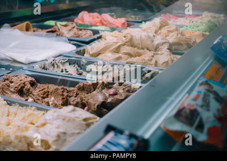 Diverses saveurs de crème glacée en vente à l'intérieur de l'écran à un cabinet populaires ice cream shop à Ramallah, la capitale de la Palestine Banque D'Images