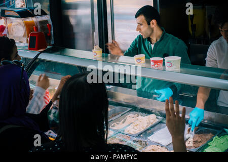 Les jeunes femmes demander des tasses de glace à un salon populaires dans Ramallah, Palestine Banque D'Images