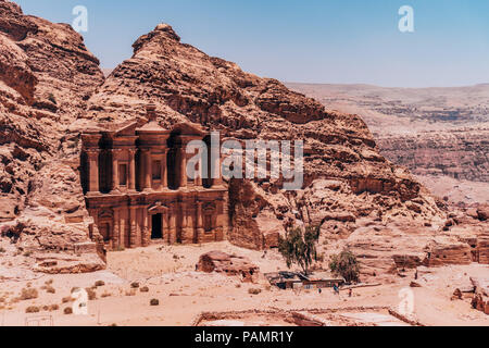 Regardant le Monastère Ad-Deir creusée dans le côté de couches de roches dans la cité perdue de Petra, Jordanie Banque D'Images