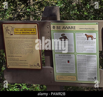 Le pâturage du bétail, des lions des montagnes, des tiques, serpent à sonnettes, des règles, des panneaux d'avertissement à Sunol, Désert, l'East Bay Regional Park, Californie, Banque D'Images