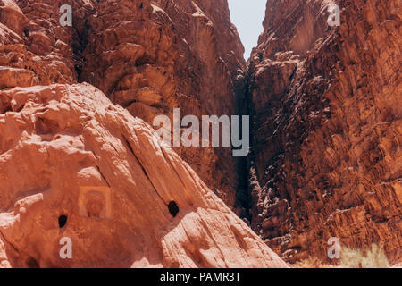 Une sculpture rock hommage commémoratif au colonel Thomas Edward Lawrence dans une vallée de Wadi Rum où il monte une embuscade Banque D'Images