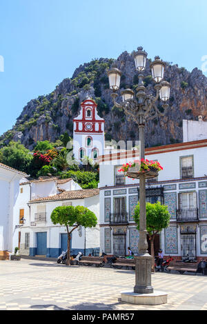 Ubrique, Espagne - 22 juin 2018 : l'ermitage de San Antonio. Os de l'ermitage San Antonio vue depuis la PLaza General Franco. Banque D'Images