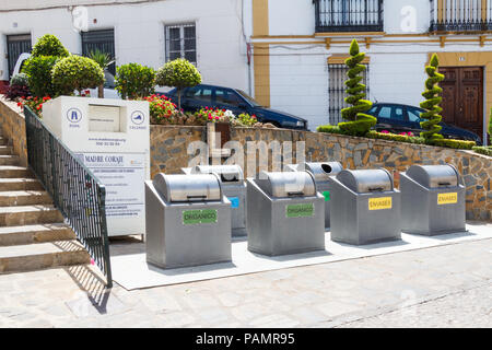 Ubrique, Espagne - 25 juin 2018 : une station de recyclage municipaux. Plusieurs de ces derniers sont disséminés dans la ville. Banque D'Images