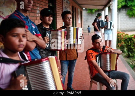 Andres Gil's 'Turco accordéon academy forme les jeunes enfants dans la musique de vallenato, beaucoup d'entre eux sont des réfugiés de la violence ou de vivre dans la pauvreté Banque D'Images