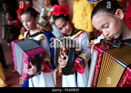 Andres Gil's 'Turco accordéon academy forme les jeunes enfants dans la musique de vallenato, beaucoup d'entre eux sont des réfugiés de la violence ou de vivre dans la pauvreté Banque D'Images