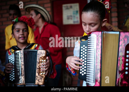 Andres Gil's 'Turco accordéon academy forme les jeunes enfants dans la musique de vallenato, beaucoup d'entre eux sont des réfugiés de la violence ou de vivre dans la pauvreté Banque D'Images