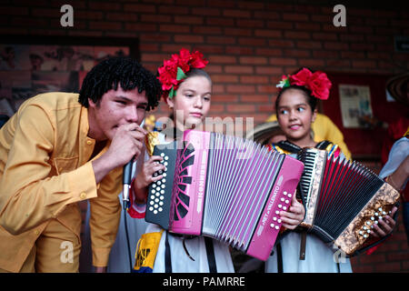 Andres Gil's 'Turco accordéon academy forme les jeunes enfants dans la musique de vallenato, beaucoup d'entre eux sont des réfugiés de la violence ou de vivre dans la pauvreté Banque D'Images