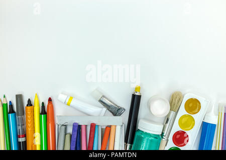 Peinture outils pour l'école les enfants. variété de colorful crayons, peintures, marqueurs sur fond blanc Banque D'Images