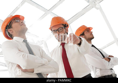 Close up.un confident businessman in, un casque de sécurité sur vous Banque D'Images