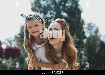 Belle Mère et fille ayant belle promenade dans le parc Banque D'Images