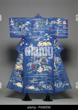 Kimono d'été non doublé (hito-e) avec paysage et poème. Culture : le Japon. Dimensions : 64 x 47 1/4 in. (162,5 x 120 cm). Date : seconde moitié du xviiie siècle. Cette lumière, sans doublure robe (hito-e) est conçu pour l'été. Sur un fond bleu, fleurs et plantes des quatre saisons apparaissent dans les paramètres du paysage. Les fleurs de printemps sont représentés le long de l'ourlet ; au-dessus d'eux, nous voyons des glycines et autres plantes d'été ; vers le milieu de l'automne semblent feuilles d'érable, et autour de l'encolure et sur les manches sont en pin d'hiver motifs gaulis. Les caractères d'un poème heureux de célébrer la longévité et bonheur Banque D'Images