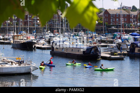 Les personnes bénéficiant d'un canoë session à Liverpool Marina. Banque D'Images