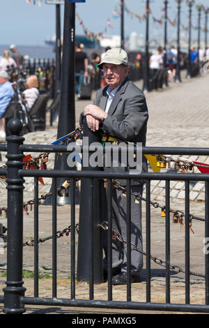 Un homme âgé en pleine réflexion alors qu'il donne sur la rivière Mersey Liverpool UK Banque D'Images