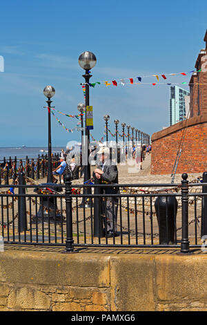 Un homme âgé en pleine réflexion alors qu'il donne sur la rivière Mersey Liverpool UK Banque D'Images