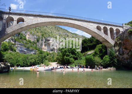 La France, la Lozère, St Chely du Tarn, Gorges du Tarn, pont sur le Tarn reliant St Chely du Tarn avec route principale, les visiteurs nager, bronzer et canoë sous le pont. Banque D'Images