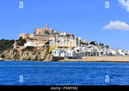 Près de la ville d'Ibiza à partir de la mer, Ibiza, Baléares, Espagne Banque D'Images