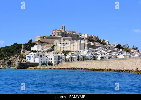 Près de la ville d'Ibiza à partir de la mer, Ibiza, Baléares, Espagne Banque D'Images