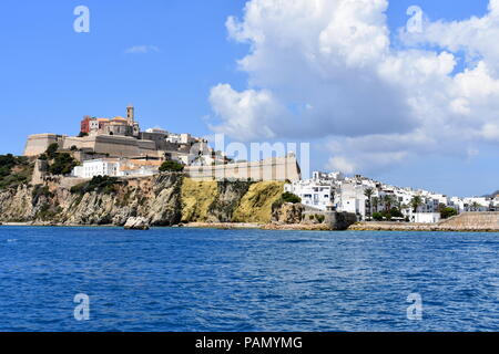 Près de la ville d'Ibiza à partir de la mer, Ibiza, Baléares, Espagne Banque D'Images