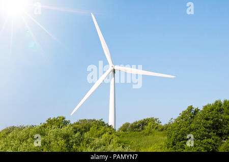 Seule éolienne contre ciel bleu et vert Banque D'Images