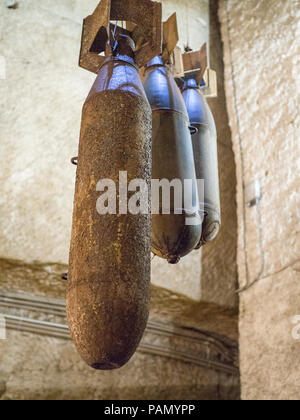 Un guide montre les touristes WW2 cas bombe à l'intérieur de Napoli Sotterranea, une série de galeries souterraines qui courent sous la ville de Naples, Italie. Banque D'Images