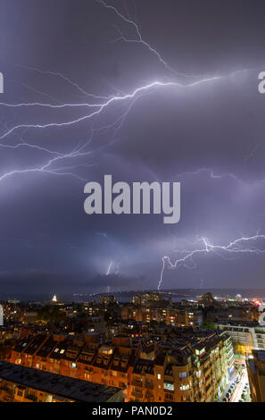 Tempête sur Varna, Bulgarie, avec des éclairs, et clignote Banque D'Images