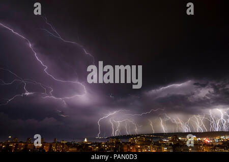 Tempête sur Varna, Bulgarie, avec des éclairs, et clignote Banque D'Images